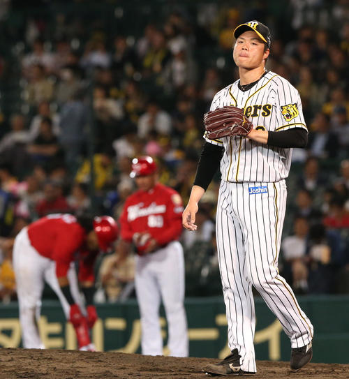 阪神対広島　9回、バティスタに適時打を浴び苦しい表情を見せる守屋