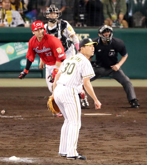阪神対広島　9回、石崎は会沢に適時三塁打を打たれ失点する（撮影・加藤哉）