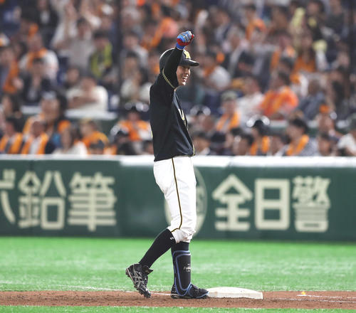 巨人対阪神　7回表阪神2死一、二塁、同点となる左前適時打を放ち、ベンチに向かってガッツポーズする北條（2019年5月14日撮影）
