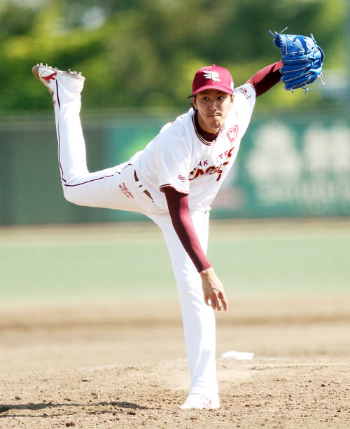 楽天対西武　躍動感あふれるフォームで投げる楽天岸（撮影・野上伸悟）