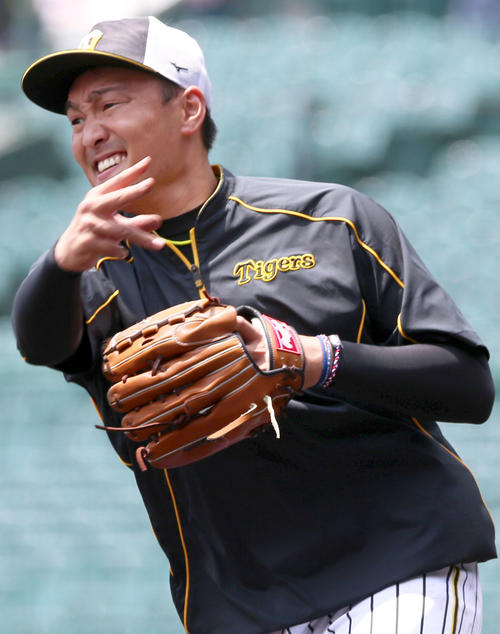 ノックを受ける秋山拓巳（19年5月16日撮影）