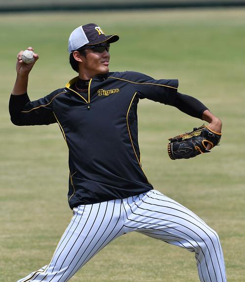 キャッチボールをして調整する藤浪晋太郎（2019年5月16日撮影）