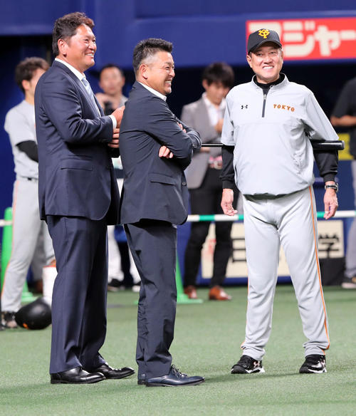 中日対巨人 試合前、談笑する巨人原監督(右)と谷繁氏(中央)と佐々木氏(撮影・垰建太)