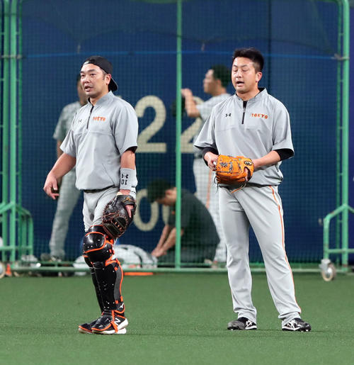 中日対巨人 試合前、巨人阿部(左)は沢村の投球を受け言葉を交わす(撮影・垰建太)