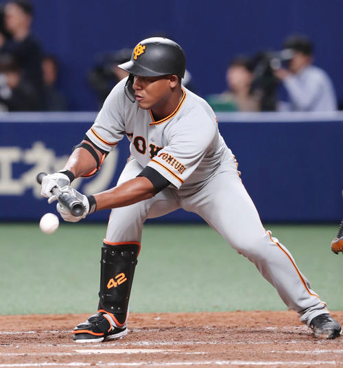 中日対巨人 4回表巨人無死二塁、犠打を決めるメルセデス(撮影・垰建太)