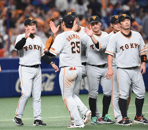 中日対巨人 試合終了、勝利を収めナインとタッチを交わし迎える原辰徳監督(撮影・森本幸一)
