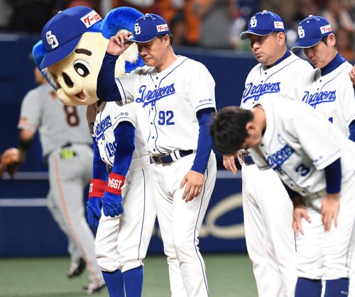 中日対巨人 試合終了、スタンドの観客に挨拶をする与田剛監督(撮影・森本幸一)