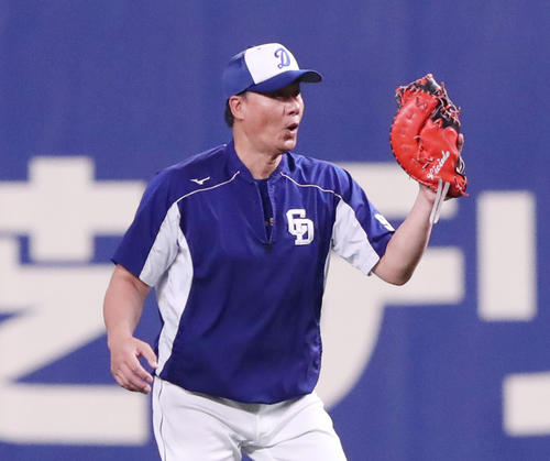 中日対巨人 試合前練習で中日与田監督は飛んできた打球を捕り損ねる(撮影・垰建太)
