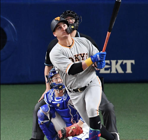 中日対巨人 2回表巨人無死二塁、ゲレーロは左中間に先制2点本塁打を放つ(撮影・前岡正明)