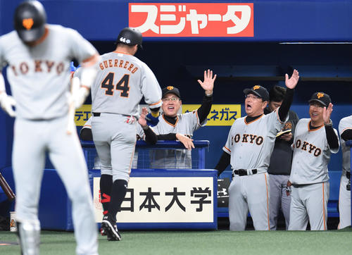 中日対巨人 2回表巨人無死二塁、左越え2点本塁打を放ち生還したアレックス・ゲレーロを迎える原辰徳監督(撮影・森本幸一)