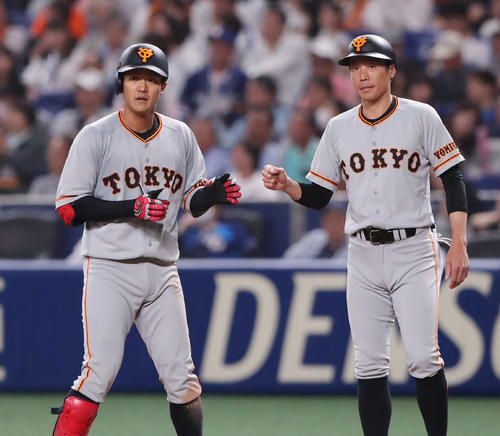 中日対巨人 6回表巨人1死一塁、右前安打を放ち鈴木コーチ(右)とタッチを交わす田中俊(撮影・垰建太)