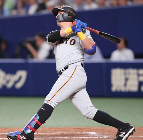 中日対巨人　2回表巨人無死二塁、左中間に先制の2点本塁打を放つアレックス・ゲレーロ（撮影・垰建太）