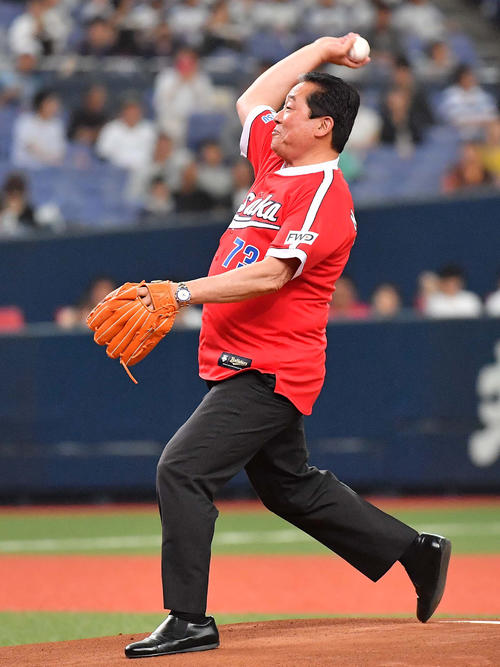 ファーストピッチセレモニーで投球する梨田昌孝氏