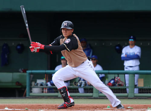 イースタン・リーグ　DeNA対日本ハム　1回表日本ハム1死一塁で左前安打を放つ日本ハム清宮（撮影・山崎純一）