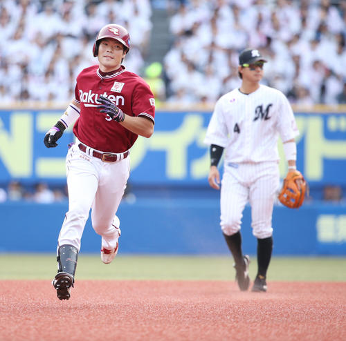 ロッテ対楽天　8回表楽天無死、勝ち越し本塁打を放った島内。野手藤岡（撮影・中島郁夫）
