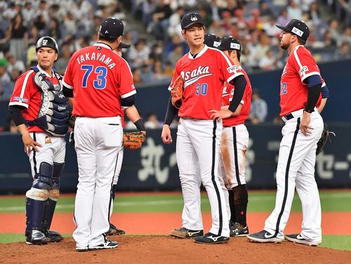 6回途中1失点で降板を告げられ悔しそうな表情を見せるK－鈴木（中央）（撮影・上田博志）