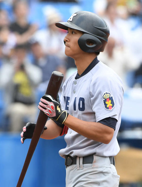 明大対慶大　3回裏慶大2死、三振した柳町はベンチに戻る（撮影・山崎安昭）
