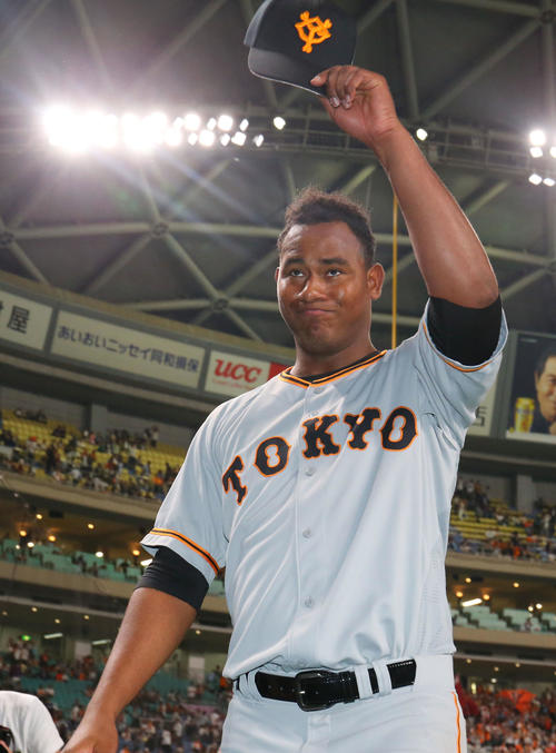 中日対巨人　中日に勝ちヒーローインタビュー後、ファンの声援に応えるメルセデス（撮影・垰建太）