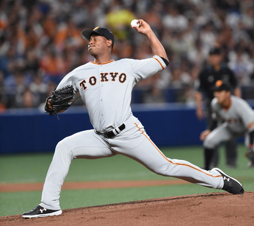 中日対巨人　1回裏中日無死、登板する巨人先発のクリストファー・クリソストモ・メルセデス（撮影・森本幸一）