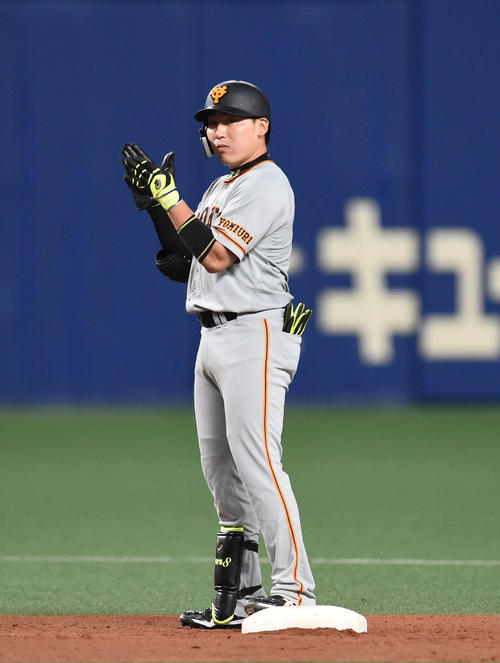 中日対巨人　3回表巨人無死一、二塁、右越え適時二塁打を放った丸（撮影・森本幸一）