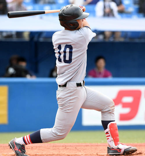 8回裏慶大1死、郡司は左越えソロ本塁打を放つ（撮影・山崎安昭）