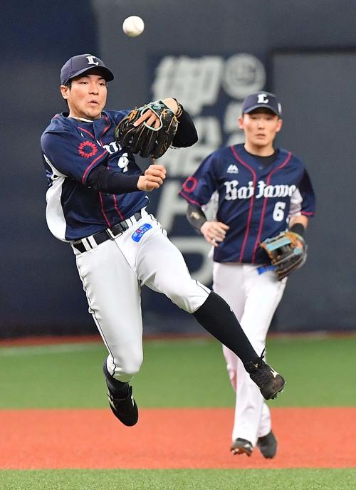 オリックス対西武　4回裏オリックス2死二、三塁、高城俊人の打球を一塁へ悪送球し逆転を許す山野辺翔（撮影・上田博志）