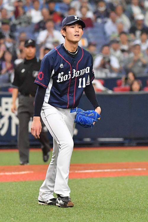 オリックス対西武　4回裏オリックス2死二、三塁、山野辺翔の悪送球を呆然と見つめる今井達也（撮影・上田博志）