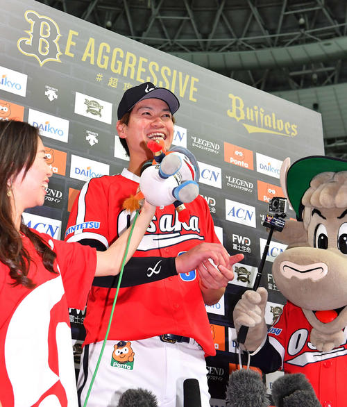 オリックス対西武　プロ初勝利をあげたK－鈴木はお立ち台で笑顔を見せる（撮影・上田博志）