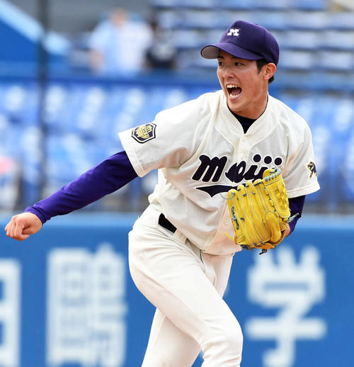 慶大戦に先発しマウンド上で吠える明大・森下（撮影・山崎安昭）