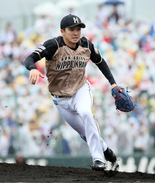 ソフトバンク対日本ハム　4回裏ソフトバンク1死、松田宣浩の三塁内野安打に反応する上沢（撮影・栗木一考）