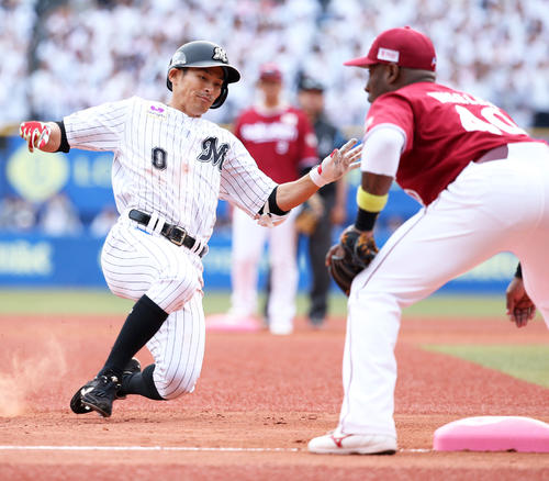 8回表楽天2死、三塁打を放ちピンク色のベースに滑り込む荻野（撮影・中島郁夫）