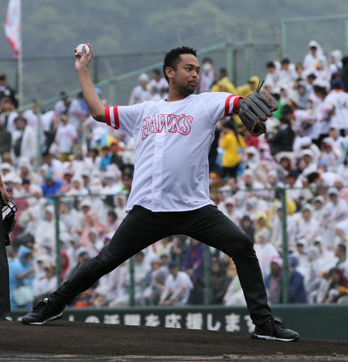 ソフトバンク対日本ハム　始球式をするNESMITH（ネスミス）（撮影・栗木一考）