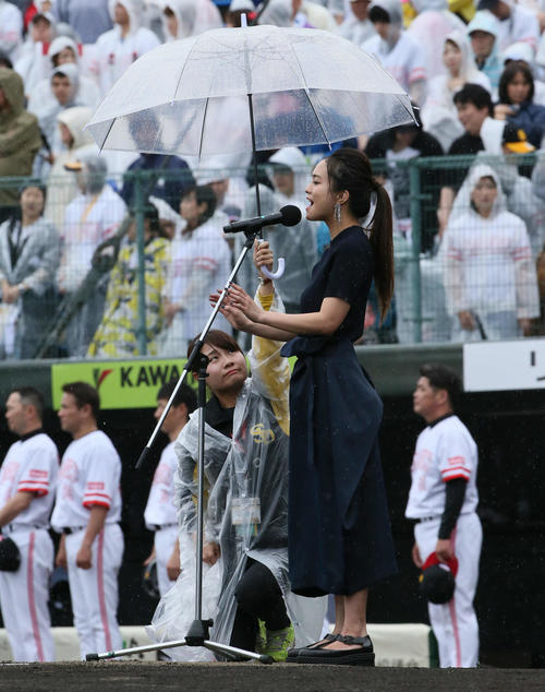 ソフトバンク対日本ハム　国歌独唱するLEOLA（撮影・栗木一考）