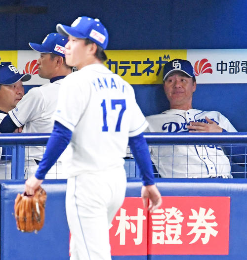 3回、ベンチで渋い表情の与田監督。手前は柳（撮影・前岡正明）
