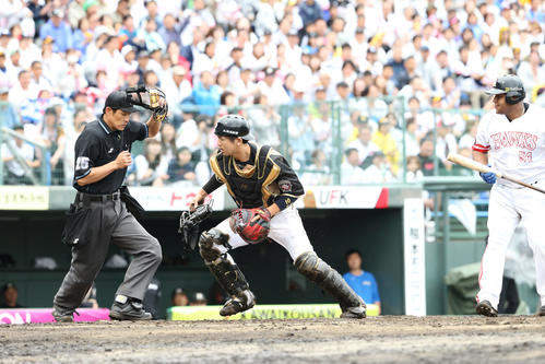 ソフトバンク対日本ハム　5回裏ソフトバンク1死二塁、打者・デスパイネのとき清水が捕逸、二塁走者の今宮健太は三塁へ（撮影・梅根麻紀）
