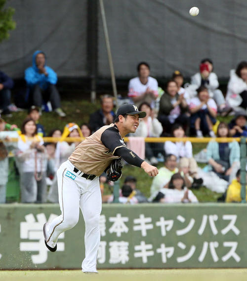 ソフトバンク対日本ハム　5回裏ソフトバンク1死二塁、今宮健太の左前打を本塁へ悪送球する近藤健介（撮影・栗木一考）