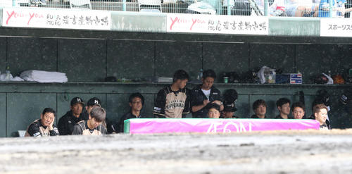 ソフトバンク対日本ハム　5回に降雨のため試合が中断となりベンチで試合再開を待つ日本ハムナイン（撮影・梅根麻紀）