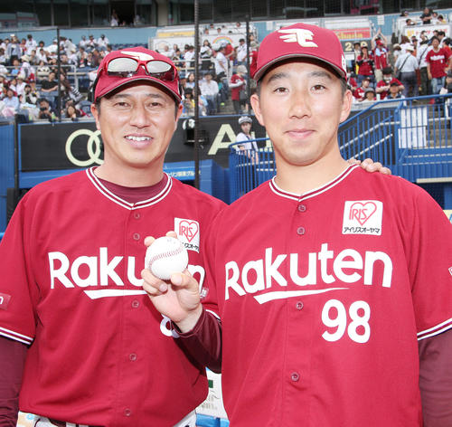 ロッテ対楽天　平石監督（左）から祝福される初勝利のウイニングボールを手した楽天今野（撮影・中島郁夫）
