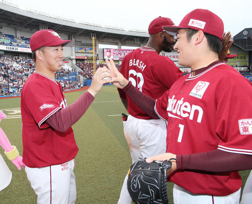 ロッテ対楽天　初勝利のウイニングボールを松井（右）から贈られる楽天今野（撮影・中島郁夫）