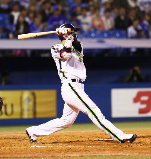 ヤクルト対DeNA　4回裏ヤクルト1死一、二塁、村上は右中間への3点本塁打を放つ（撮影・足立雅史）