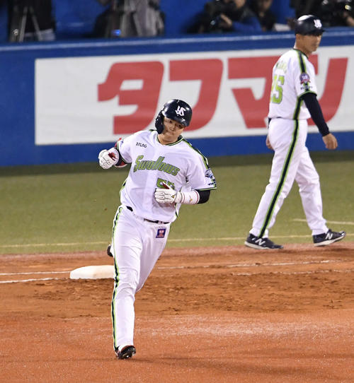 ヤクルト対DeNA　4回裏ヤクルト1死一、二塁、3点本塁打を放った村上はガッツポーズ（撮影・山崎安昭）