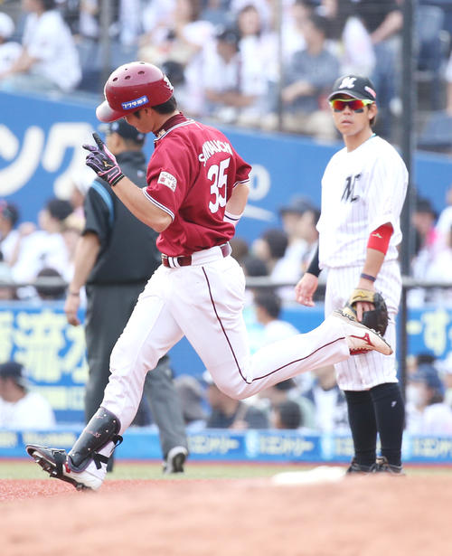 ロッテ対楽天　8回表楽天無死、勝ち越し本塁打を放った島内。野手鈴木（撮影・中島郁夫）