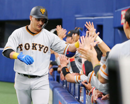 中日対巨人　2回表巨人無死二塁、左中間に先制の2点本塁打を放ったゲレーロ（左）はベンチでナインの出迎えを受ける（撮影・垰建太）