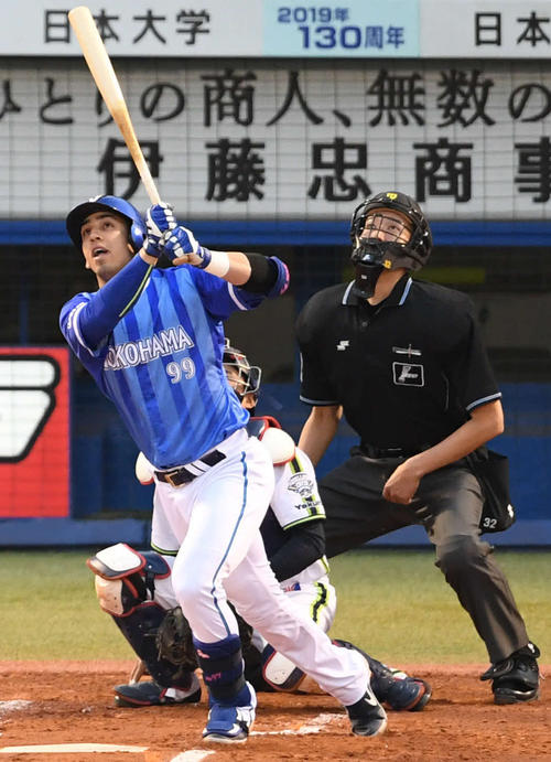 ヤクルト対DeNA　1回表DeNA無死一、三塁、ソトは右犠飛を放つ。投手石川（撮影・山崎安昭）