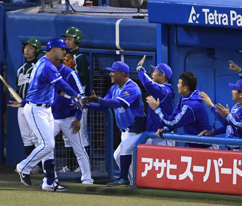 ヤクルト対DeNA　3回表DeNA2死一塁、ラミレス監督（中央）は2点本塁打を放ったソトとタッチをかわす（撮影・山崎安昭）