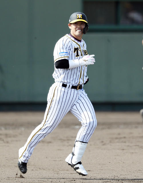 8回裏阪神1死、代打で打席に入り、右飛に倒れるも笑顔を見せる原口（撮影・前田充）
