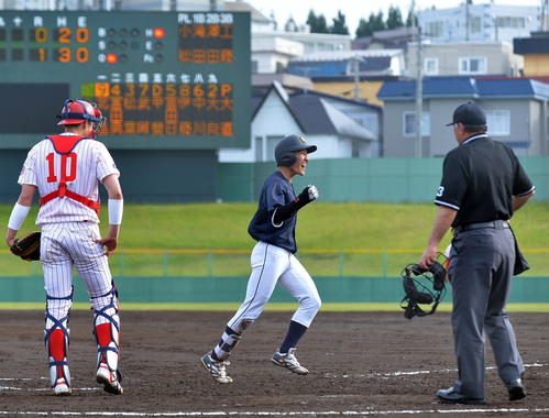 富士大対八戸学院大　2回裏八戸学院大1死満塁、右越え満塁本塁打を放ち、本塁でガッツポーズする北畠