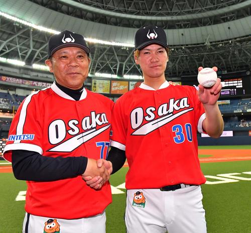 オリックス対西武　プロ初勝利をあげ勝利球を手に西村監督（左）と笑顔で握手を交わすK－鈴木（撮影・上田博志）