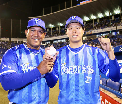 プロ初勝利を挙げたDeNA上茶谷（右）はラミレス監督と勝利球を手に笑顔を見せる（撮影・足立雅史）