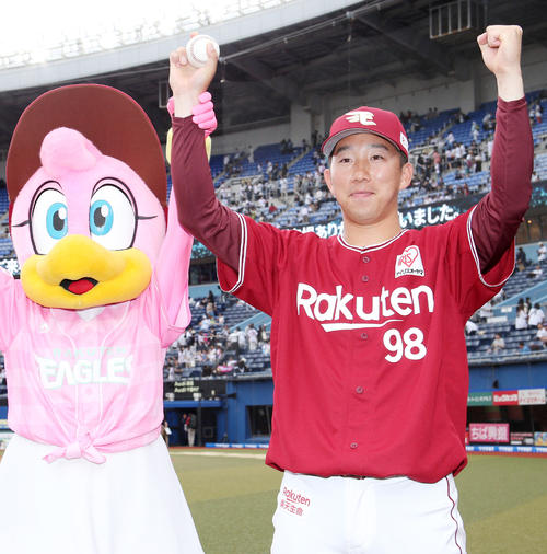 クラッチーナと初勝利を喜ぶ楽天今野（撮影・中島郁夫）